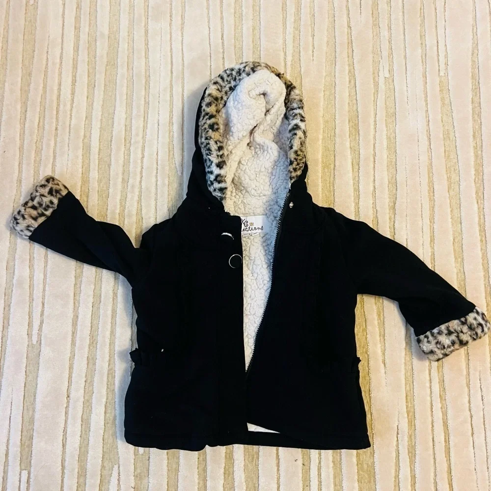 Adorable girl size 4 black coat with leopard faux fur trim on good condition